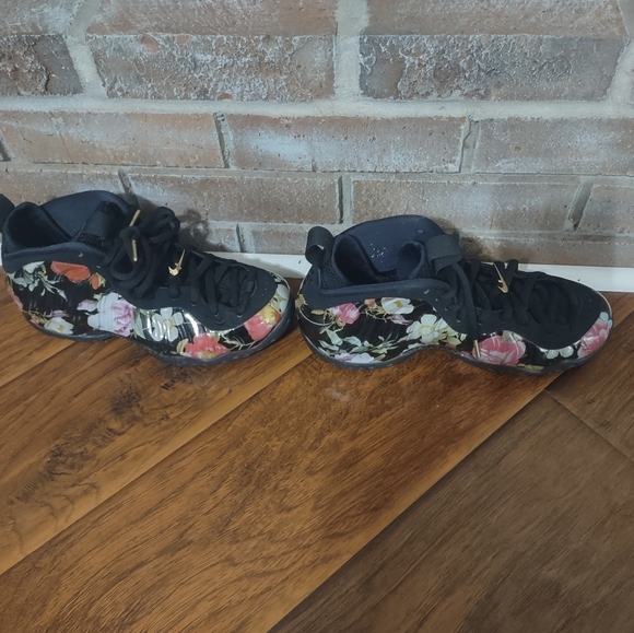 Women's Excellent Condition sz 9 Foamposites. Only worn a few times. Great style - Picture 2 of 8